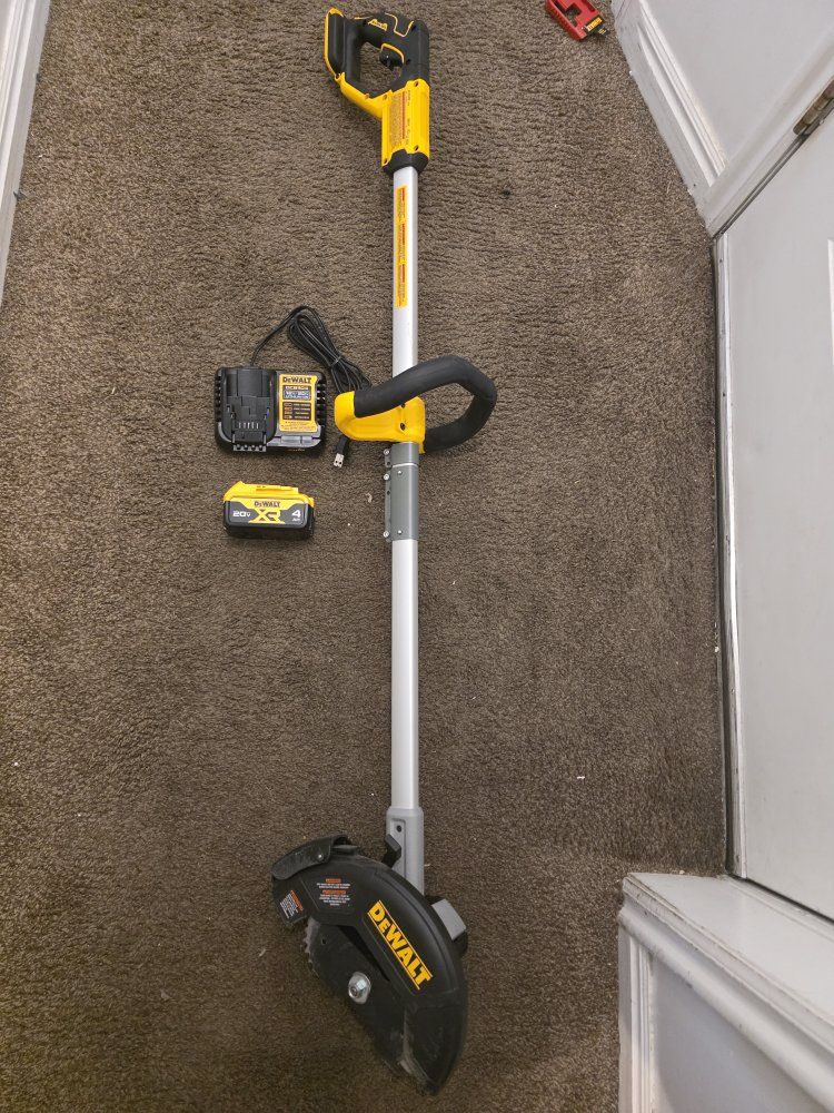 DEWALT 20V MAX 7.5 in. Cordless Lawn Edger with 4Ah Battery & Charger
