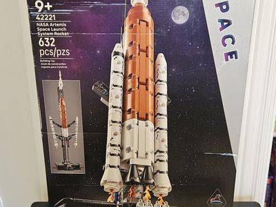 Lego Technic: NASA Artemis Space Launch System Rocket (42221)