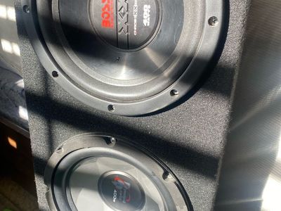 Dual 8" Subwoofer Enclosure (Boss & Pyramid 400W) - One Sub Needs Fix