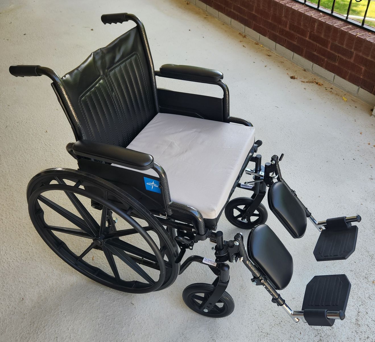 MEDLINE Guardian K1 Wheelchair - Like New Condition! - Model K1186V22E