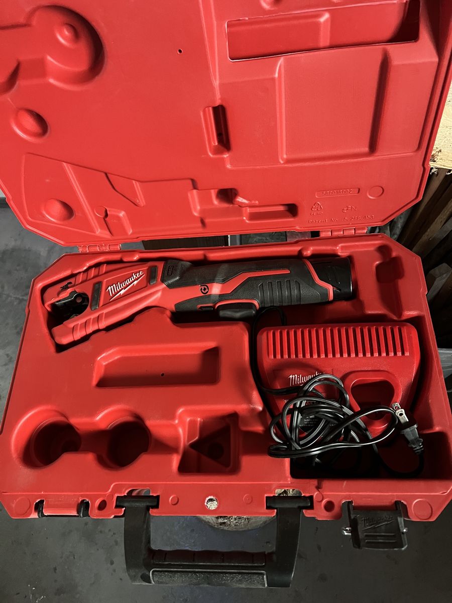 Milwaukee M12 2471-21 12V Copper Tubing Cutter Kit with Case and Charger