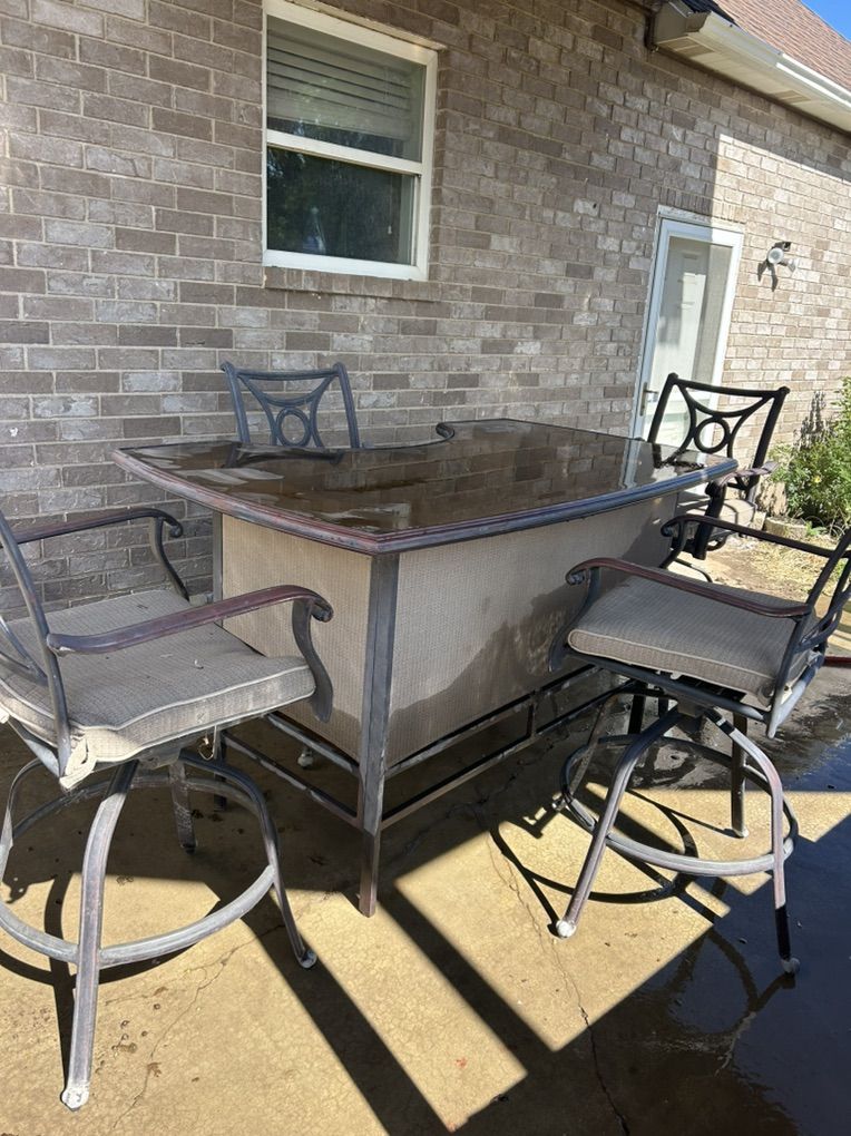 Nice Coleman patio bar 4 Swivel Stools
