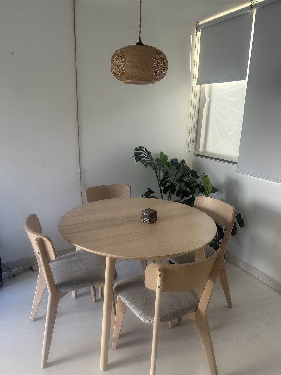 Beautiful Dining/Kitchen Table+ Matching Chairs