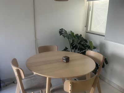 Beautiful Dining/Kitchen Table+ Matching Chairs