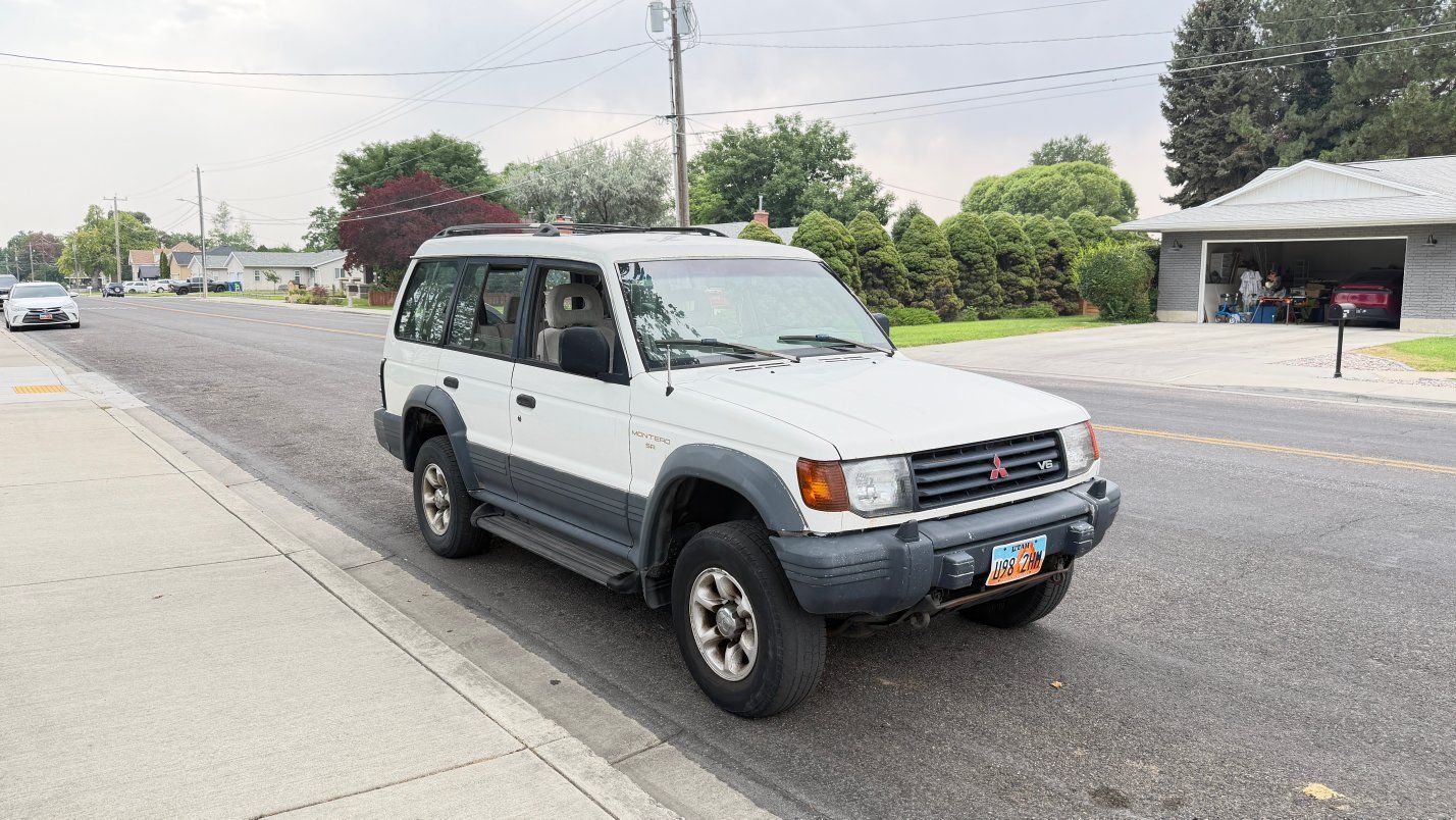 Mitsubishi Montero SR SUV - White 4WD - 234,844 Miles