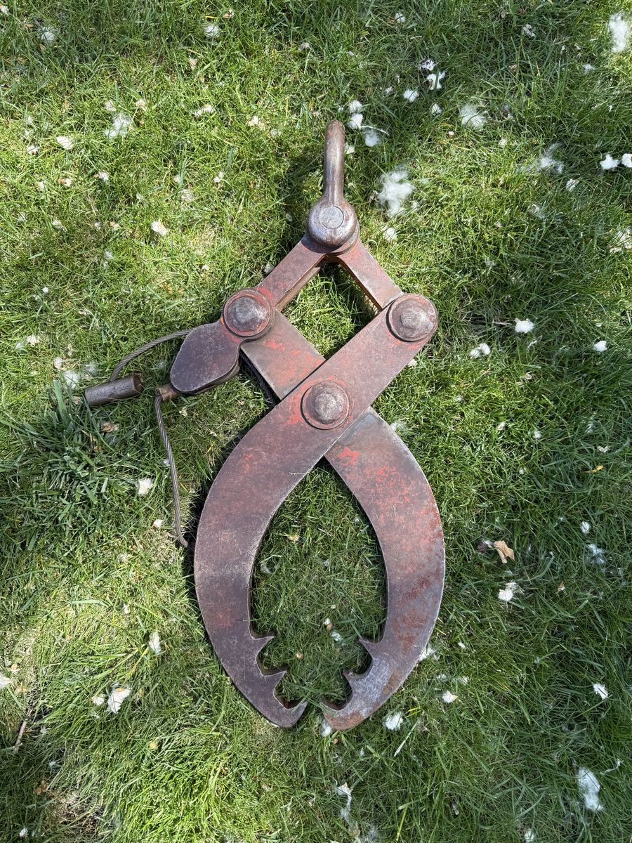 Industrial self tightening lifting tongs or grapple