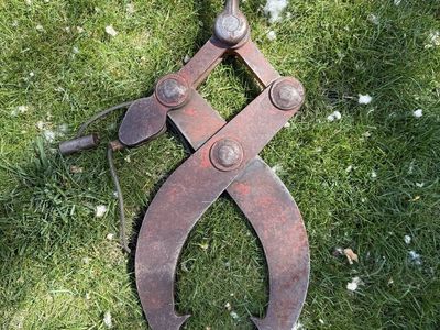 Industrial self tightening lifting tongs or grapple