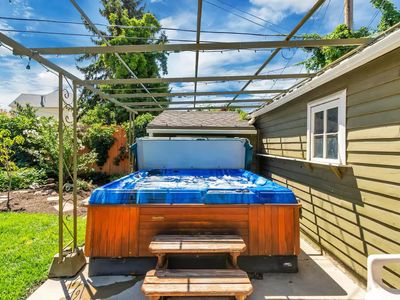 Free Coleman 200 Series Hot Tub – Works, Just Needs One Pump