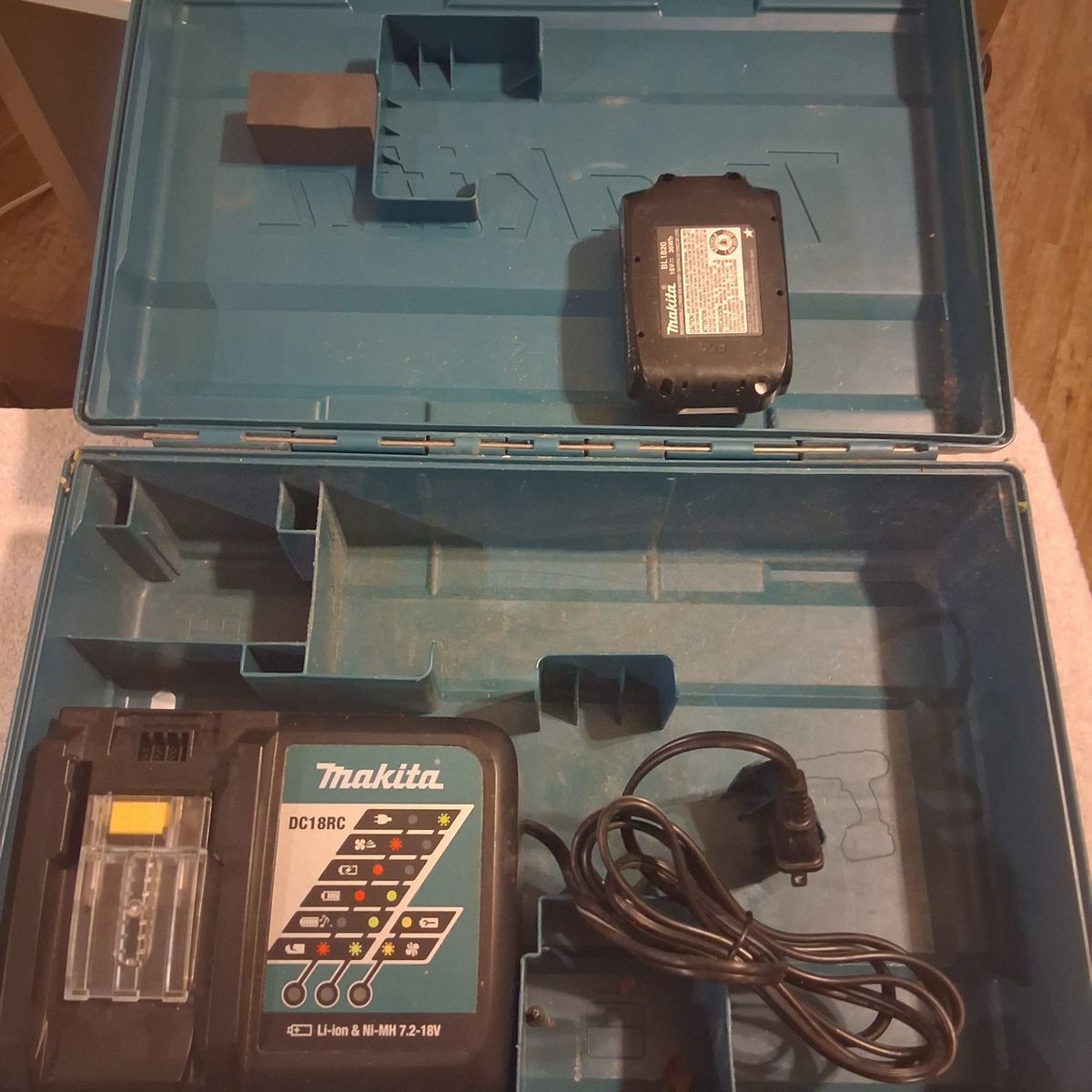 Makita rapid charger and battery and case