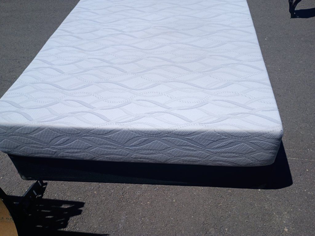 Queen Size Mattress and Box Spring - White/Gray Swirl Pattern, Excellent Condition