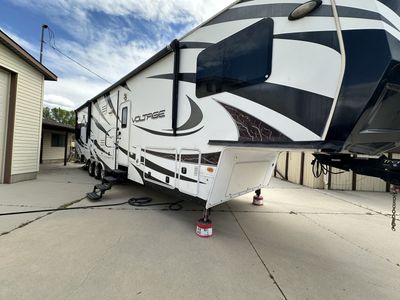 2013 42' Voltage 3950
