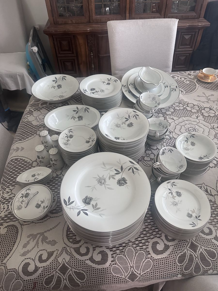 Noritake china set 104pc