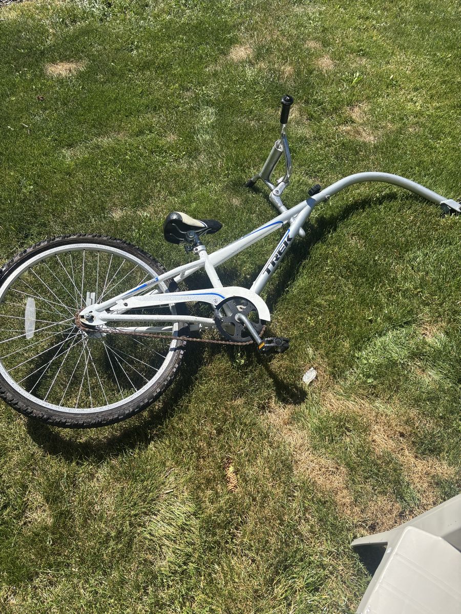 Trek rear trailer with a 24 inch wheel ideal to ride with your loved one 40.00 cash only