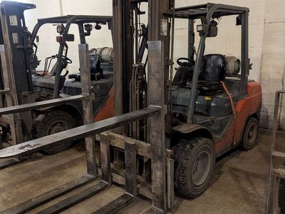 2015 Toyota 8FGU32 Forklift (15,391 hours)