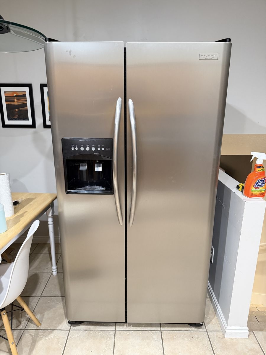 Frigidaire Professional PLHS269ZCB2 Refrigerator
