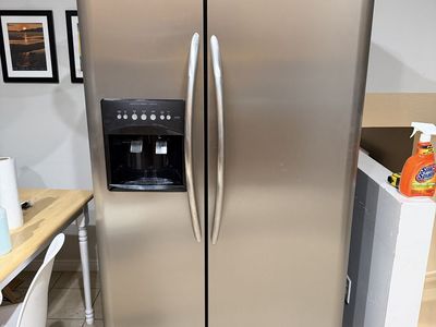 Frigidaire Professional PLHS269ZCB2 Refrigerator