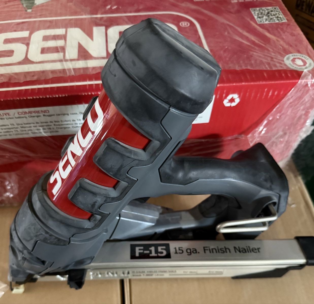 Senco Fusion F-15 15-Gauge Cordless Pneumatic Finish Nailer with 1-1/4"-2-1/2" Nail Capacity. Included: 2 nail guns.