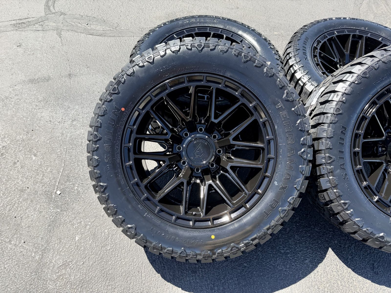20” Arena A114 20x10 8 Lug 8x6.5 | 8x165.1 33” Sailun R/T 33x12.50R20 Chevy GMC Dodge Ram Ford