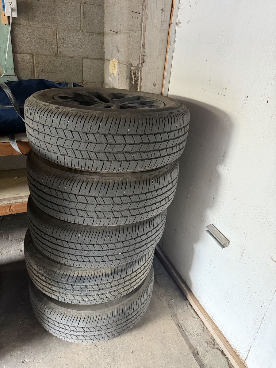 5x127MM Wheels off a Jeep on 255/60/R20 Michelin Defenders