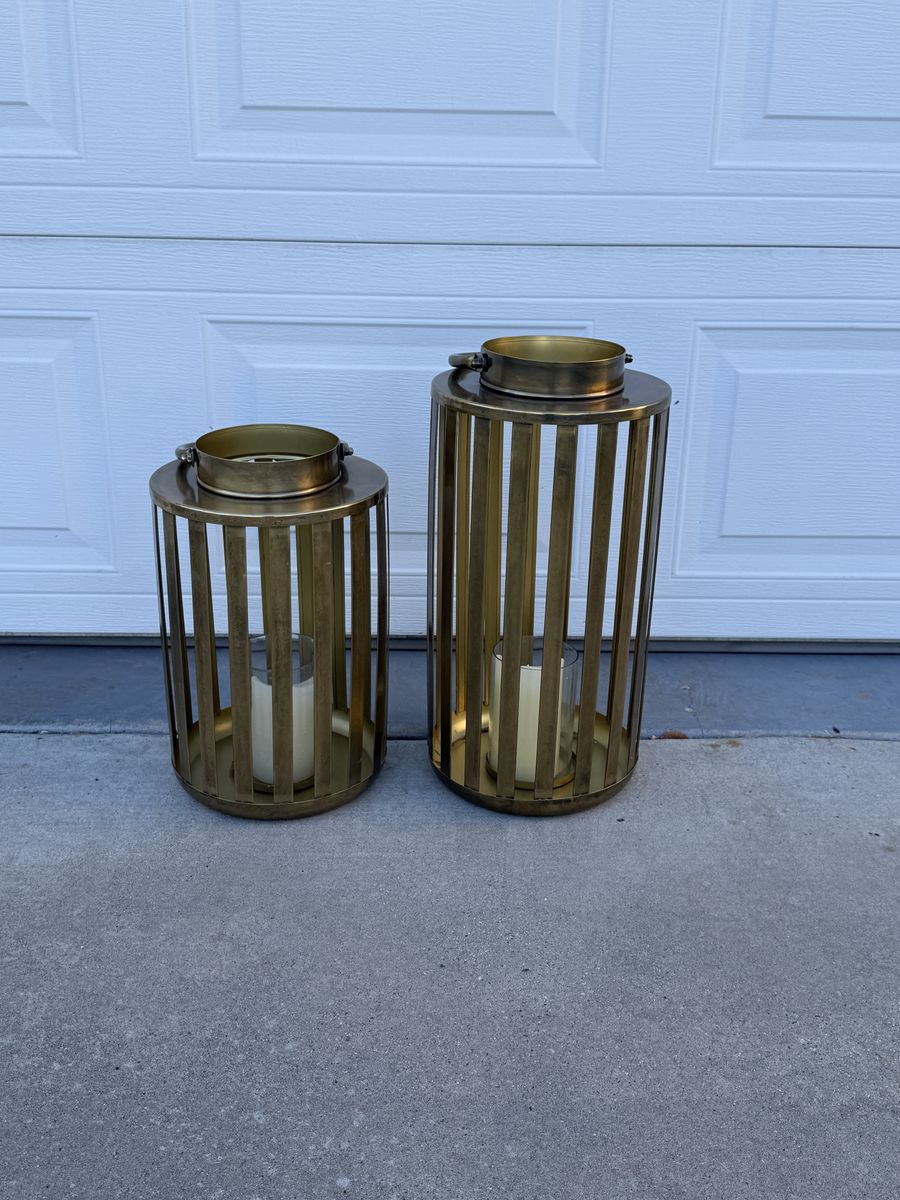 2 Gold lamterns