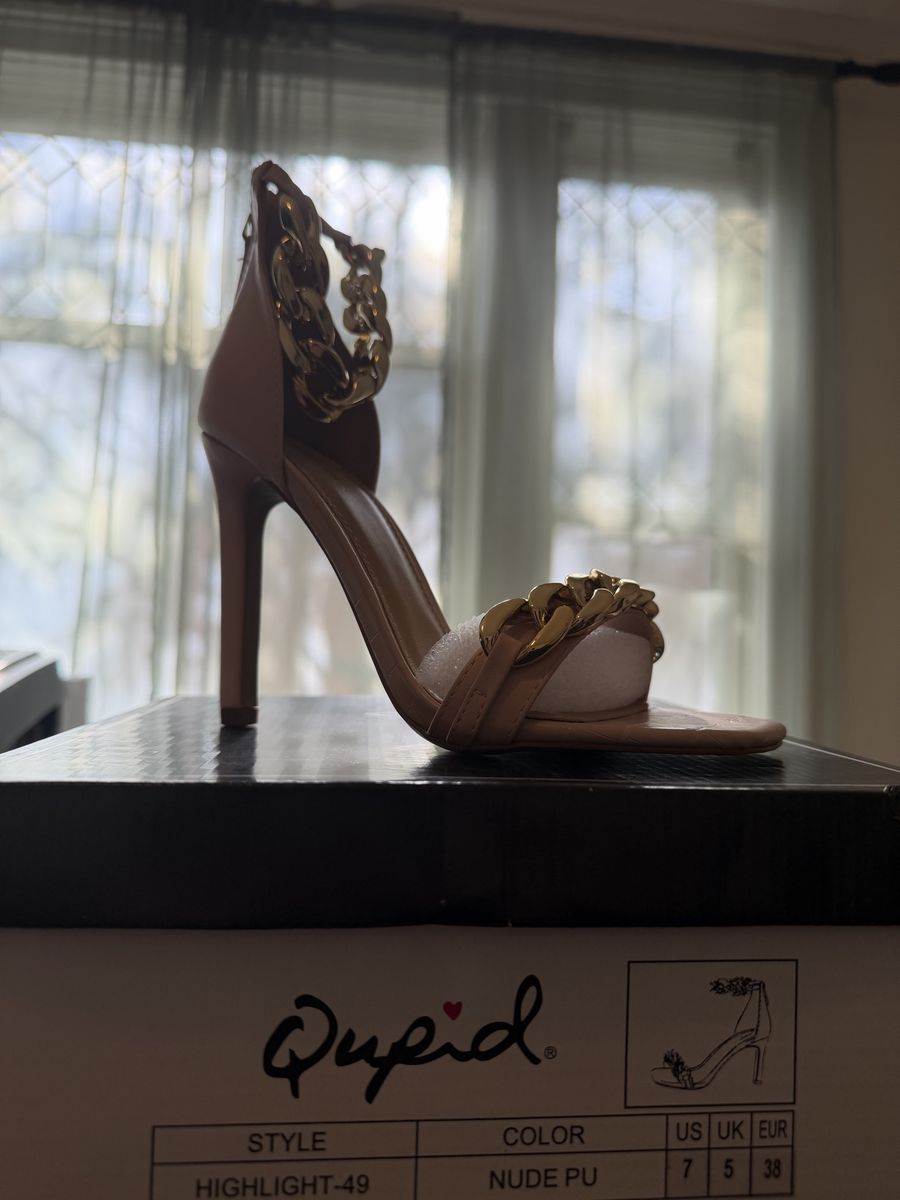 Qupid Highlight 49 Nude PU Gold Chain Heels Womens Size 7 Brand New