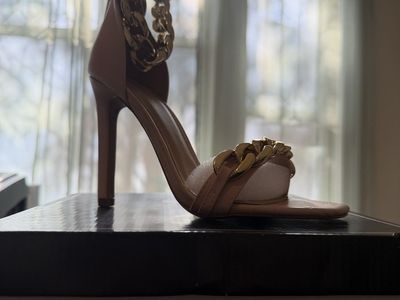Qupid Highlight 49 Nude PU Gold Chain Heels Womens Size 7 Brand New