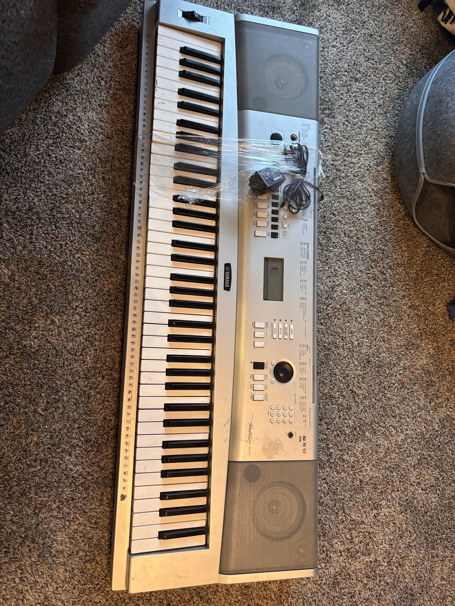 Yamaha Portable Grand Dgx-230 Keyboard