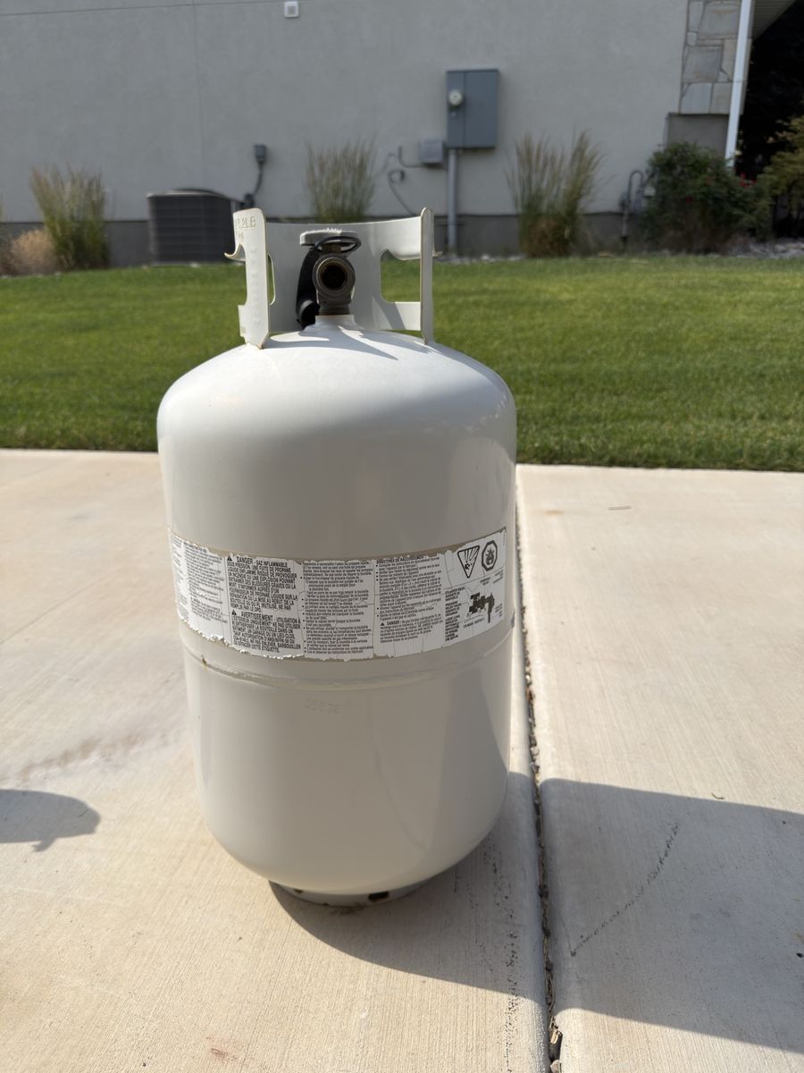 Propane tank - FULL. 30lb