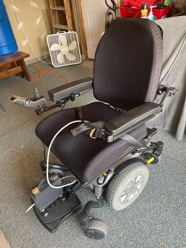 Quantum 3 Mobile chair
