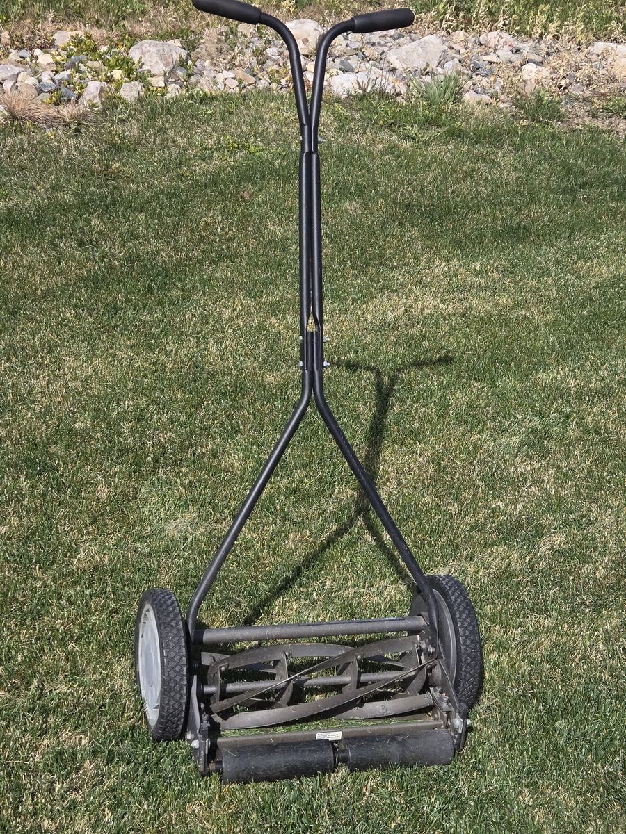 Lawn mower, manual reel type