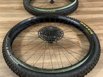 Race face ARC 30 offset 26” Rims, and Maxxis tires