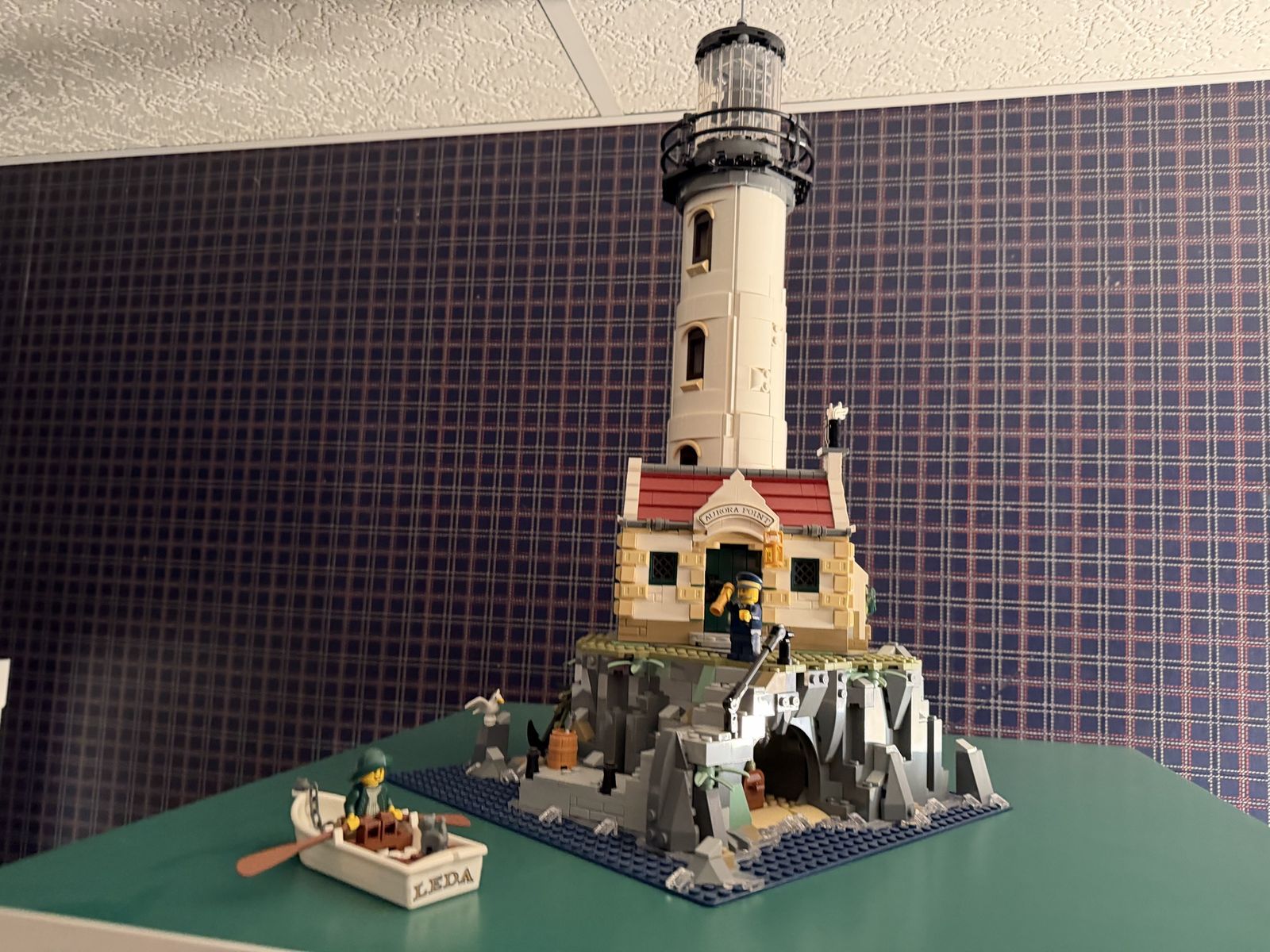LEGO Ideas Motorized Lighthouse (21335) - Aurora Point Lighthouse Set with Minifigures