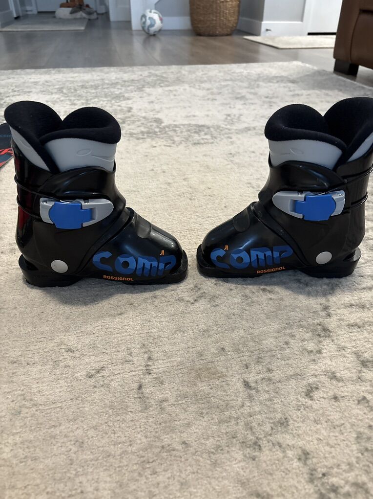 Kids ski boots for a 4-5 year old child. Rossignol J1 Ski Boots 2024