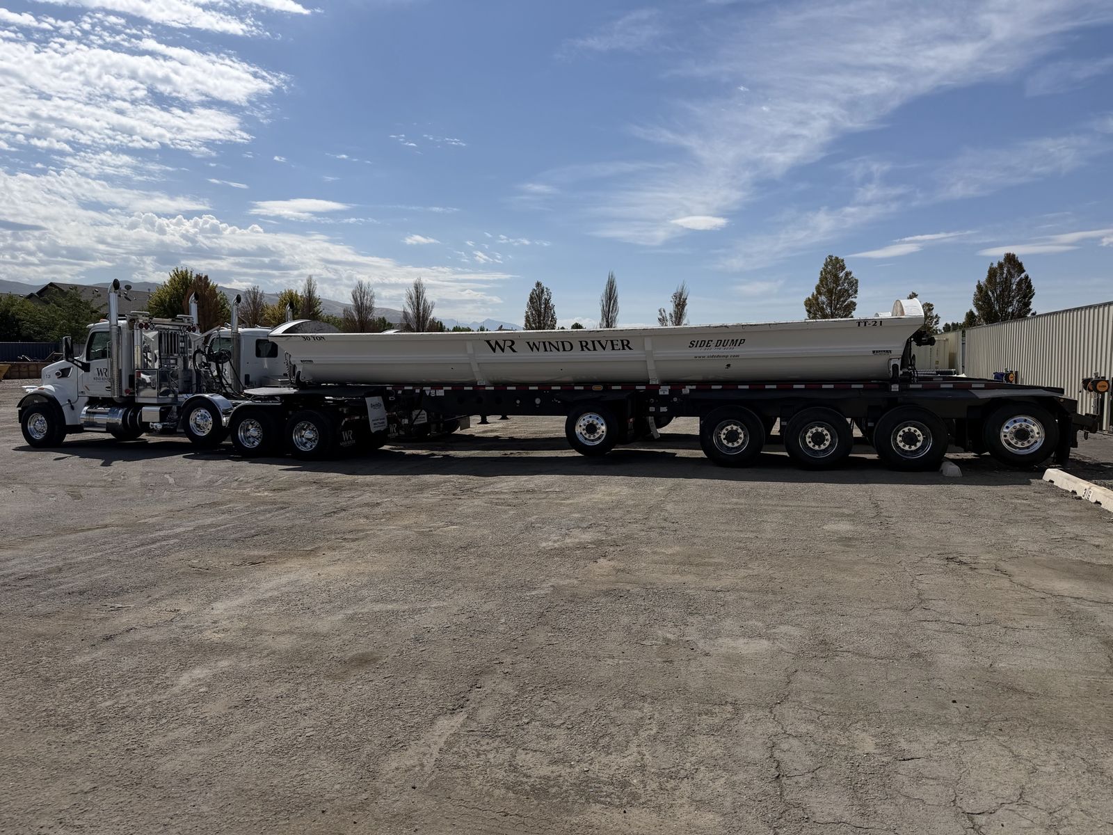 2019 Pete 567 w/ 2019 Smithco 30 Ton Sideump