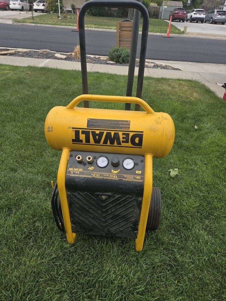 DEWALT D55146 4.5 Gallon Portable Air Compressor