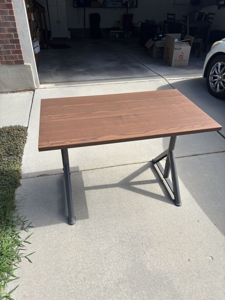 IDÅSEN Ikea Desk - Great Condition