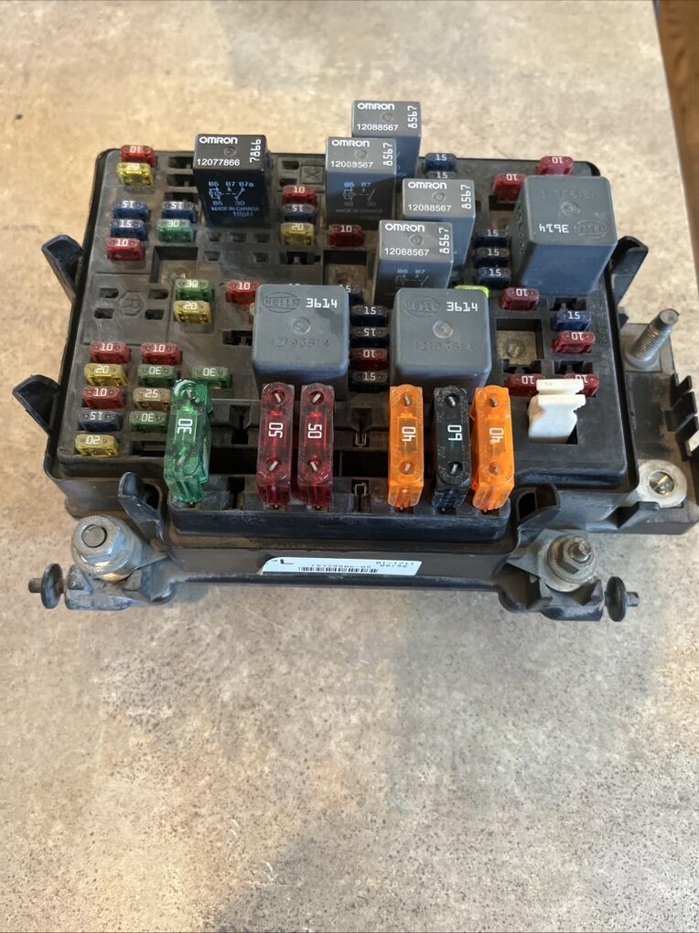 2000-06 Chevy Silverado & GMC Sierra Fuse Box