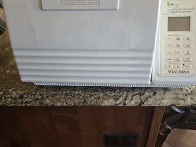 West Bend 2LB Automatic Bread & Dough Maker - Model 41095