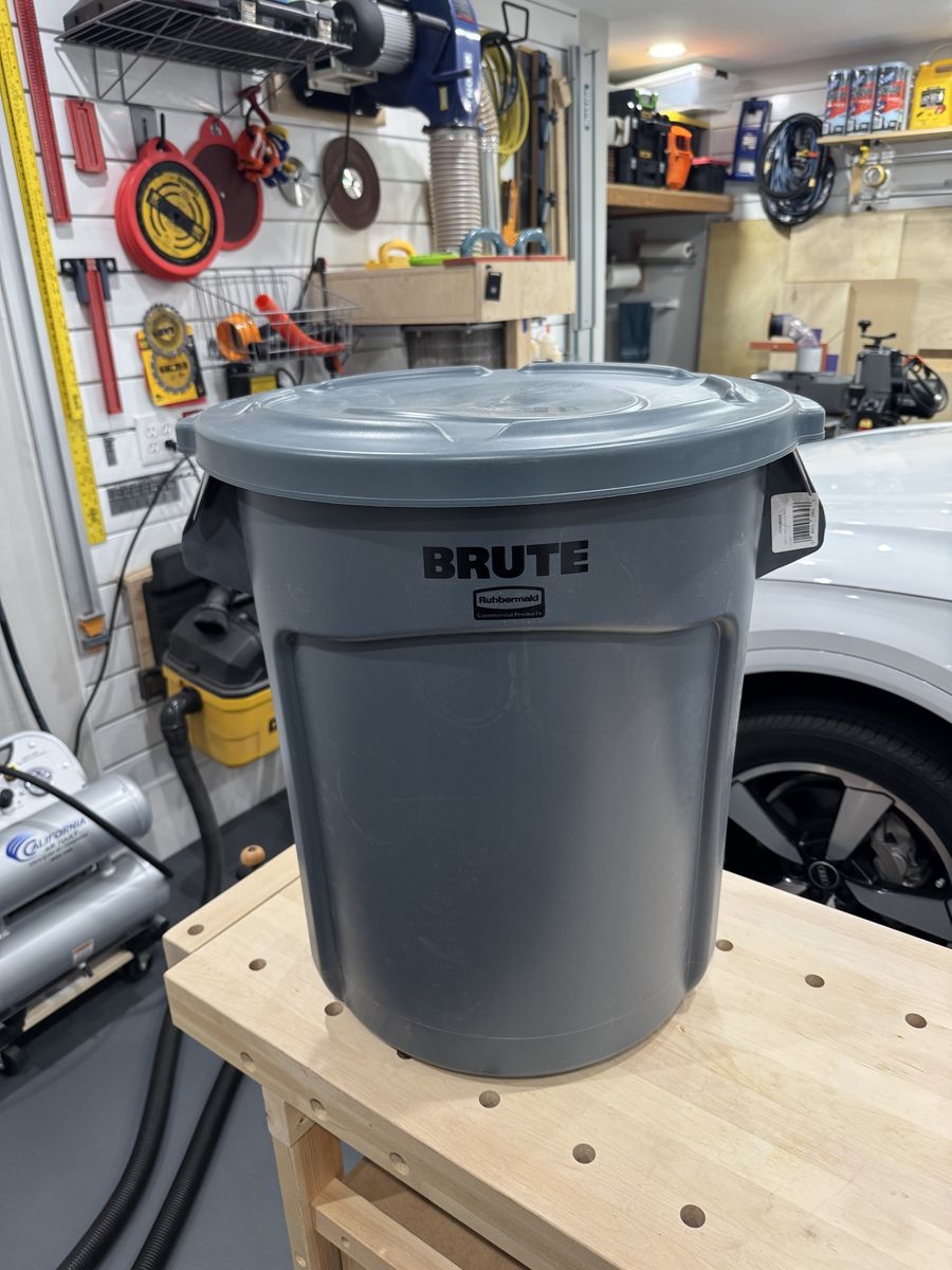 Rubbermaid Commercial BRUTE Heavy-Duty Utility Trash Can with Lid - Gray 20g