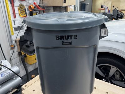 Rubbermaid Commercial BRUTE Heavy-Duty Utility Trash Can with Lid - Gray 20g