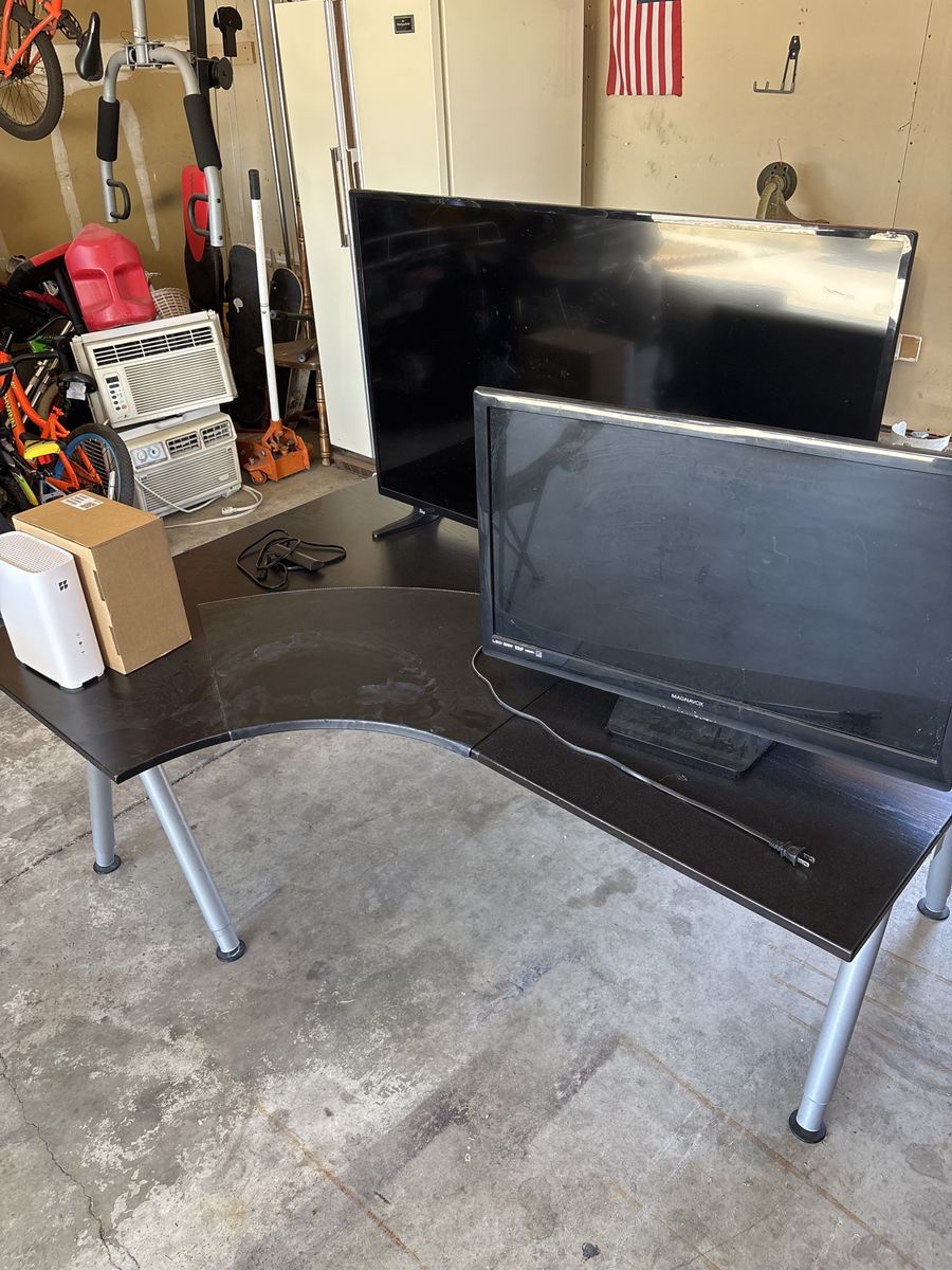 Black Corner Computer Desk with Metal Legs - Spacious L-Shaped Office Table