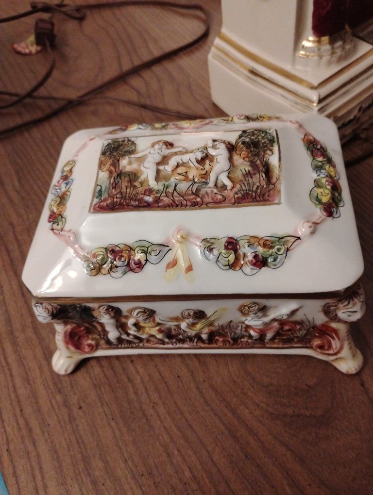 Vintage R. Capodimonte Italian Ceramic Trinket Jewelry Box Relief Cherubs