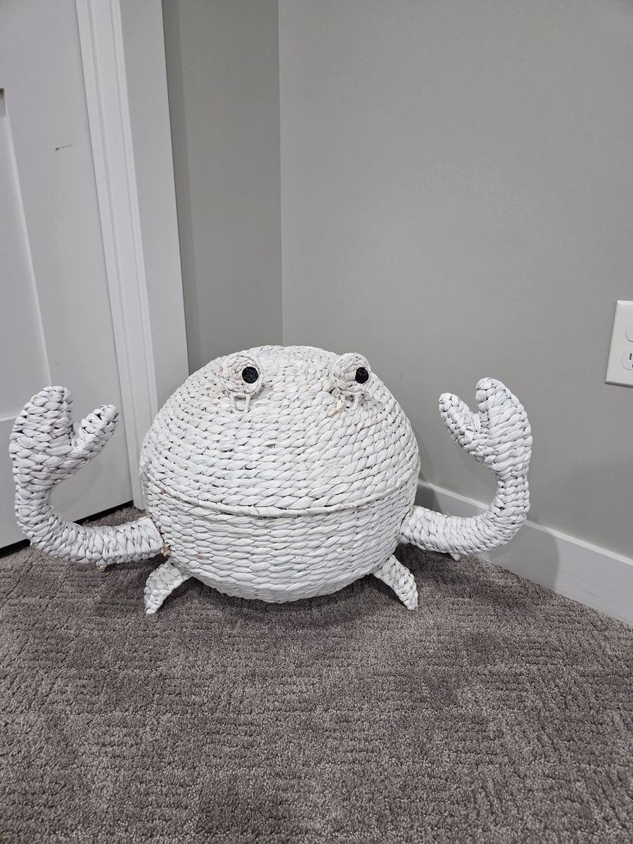 White Wicker storage crab