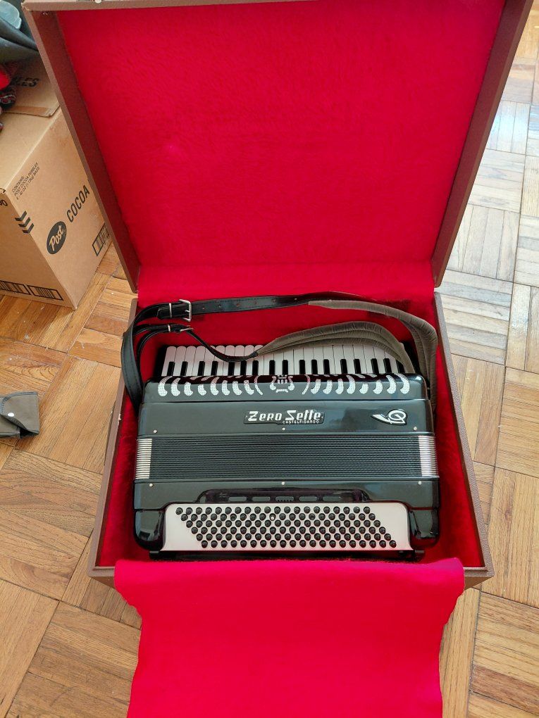 "ACCORDION" --ZERO SETTE CASTELFIDARDO B29 MUSETTE ACCORDION with Reverb & Cassotto Includes case and music stand