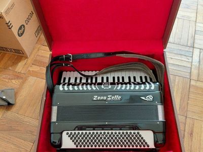 "ACCORDION" --ZERO SETTE CASTELFIDARDO B29 MUSETTE ACCORDION with Reverb & Cassotto Includes case and music stand