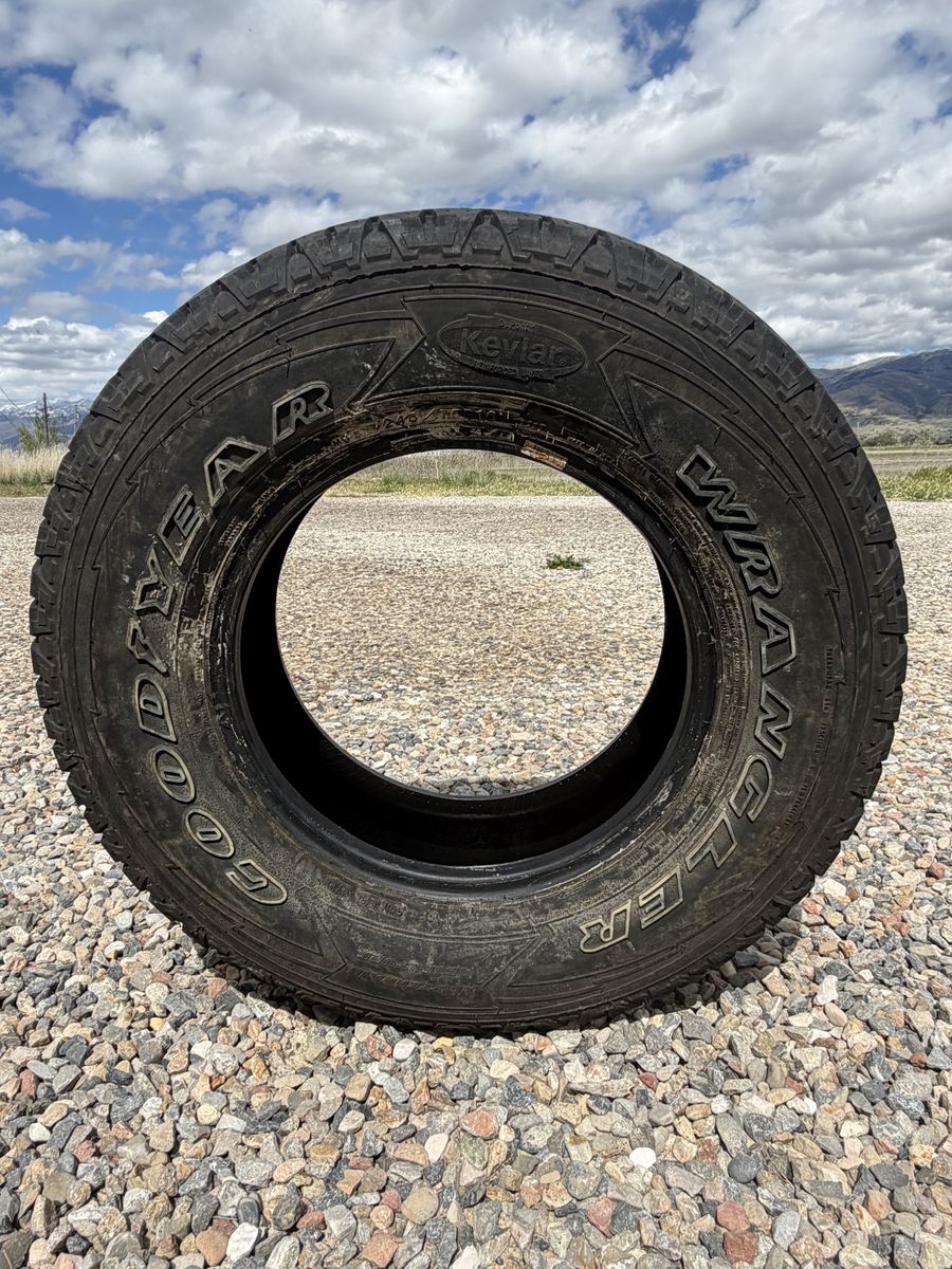 All-terrain tires 245\75R16