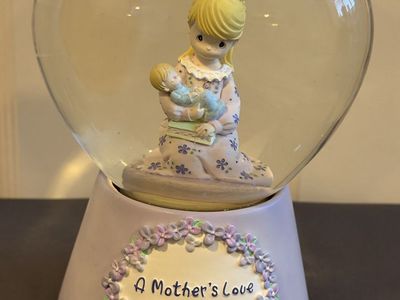 Precious Moments A Mother's Love Is From Above Heart Musical Snow Globe