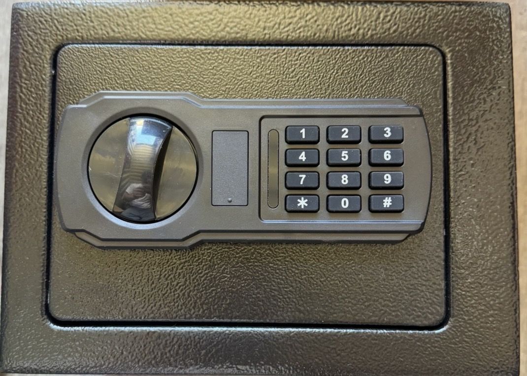 Small Safe 9x7x7 With Keypad And Keys
