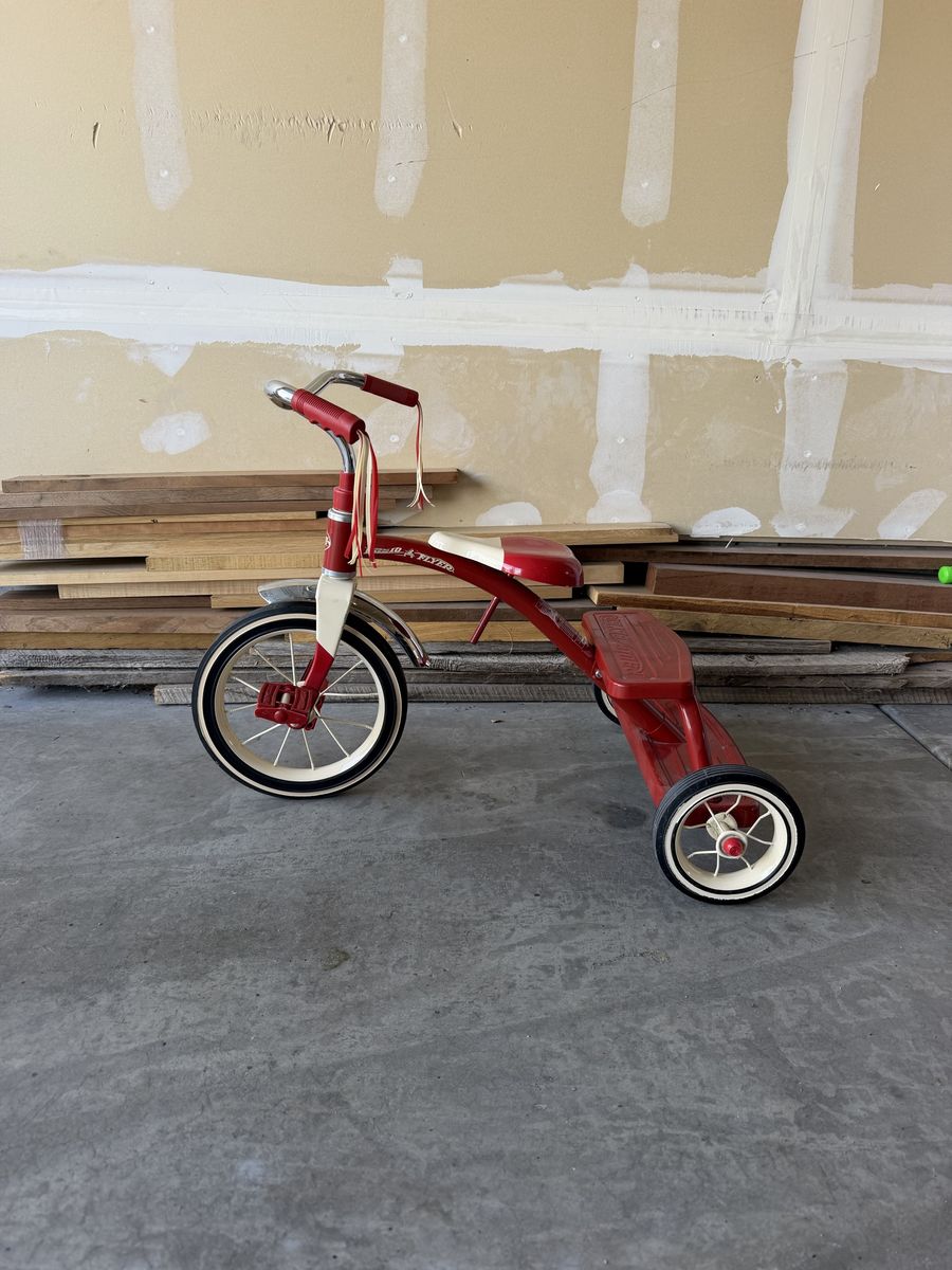 Radio Flyer Classic Red Tricycle with Handlebar Streamers