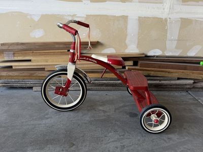 Radio Flyer Classic Red Tricycle with Handlebar Streamers